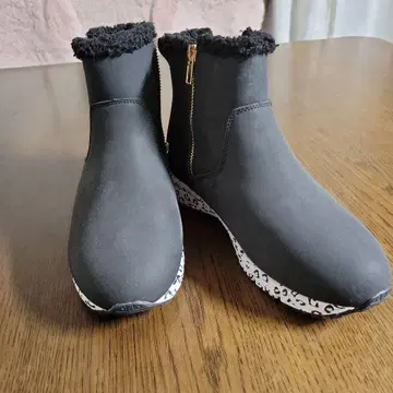 퍼 달린 블랙 숏부츠