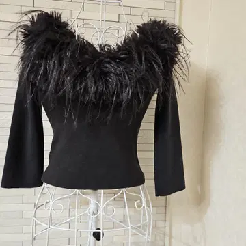 스나이델 오프숄더 인조 모피 도킹 풀오버