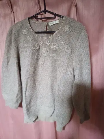 일품 coSTAERA 자수 장식 베이지 모헤어 니트 스웨터 피아제