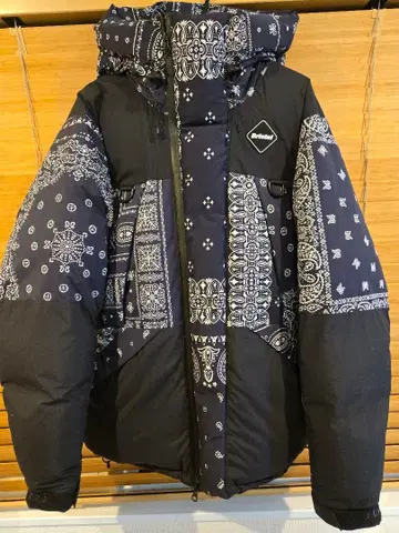 FCRB 다운 자켓 페이즐리