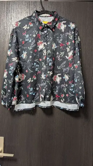 is Scalar 꽃무늬 긴팔 셔츠 블랙