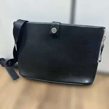 블랙 가죽 숄더백 ATTACHMENT 어태치먼트