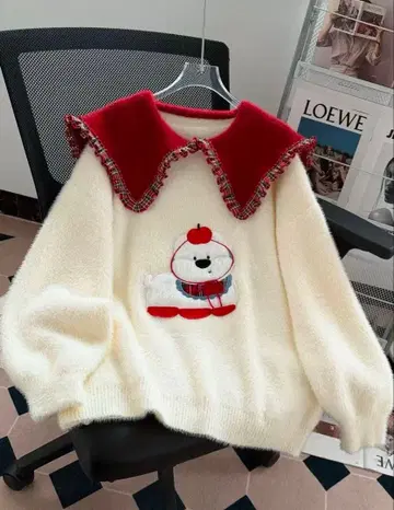 아이보리 체크 무늬 프릴 옷깃 곰 자수 스웨터 (복슬복슬 니트)