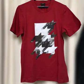 BOSS 빨간색 그래픽 프린트 T셔츠