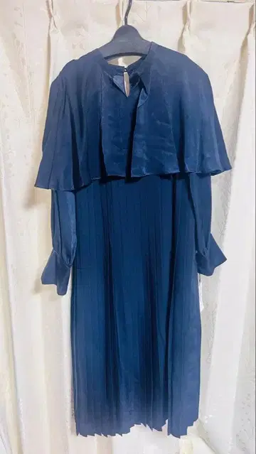 네이비 플리츠 긴팔 원피스 케이프풍