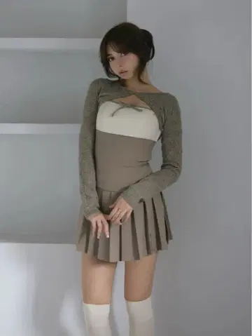 Flora pleats set up andmary