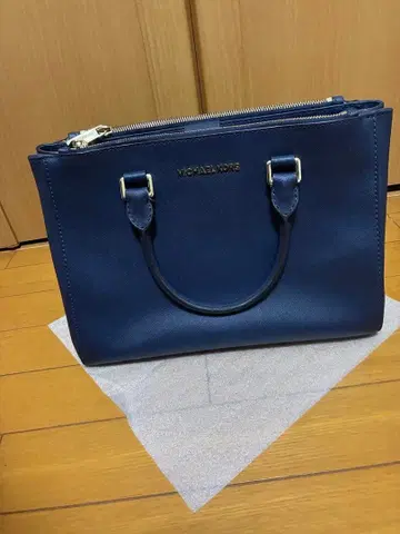 MICHAEL KORS 네이비 핸드백