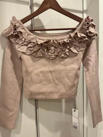 택 포함 새상품 COCODEAL 프릴 오프숄더 긴팔 니트 2호 베이지