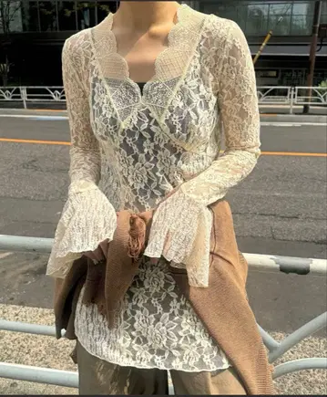 AmeriVINTAGE COMBINATION LACE TOP