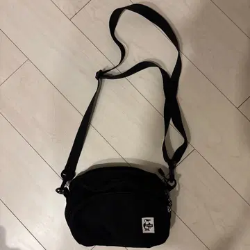 CHUMS 블랙 숄더백