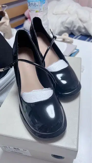 블랙 에나멜 스트랩 펌프스