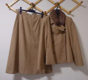 자유구 베이지 퍼 자켓 스커트 셋업