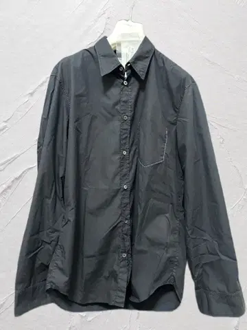 다크 그레이 긴팔 셔츠