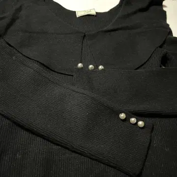 Nadia 프릴 옷깃 블랙 니트 스웨터