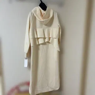 후드 부착 크림색 롱 원피스