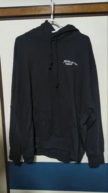 블랙 후드 부착 후드티 백 프린트