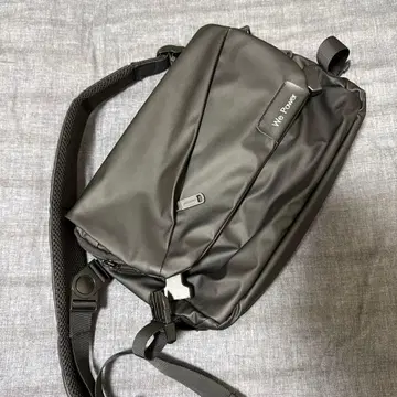 We Present 다크 그레이 숄더백