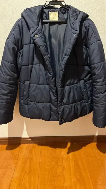 네이비 후드 부착 다운 자켓