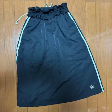 adidas 블랙 플레어 스커트 스트라이프