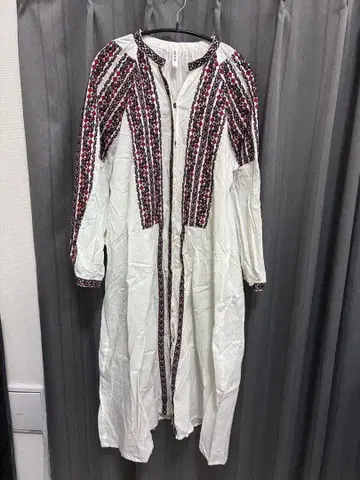 마라이카 인도 자수 화이트 긴팔 원피스