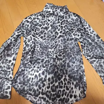 레오파드 무늬 긴팔 셔츠 광택감 있음