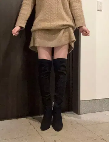 블랙 스웨이드 니하이 부츠 V컷 디자인