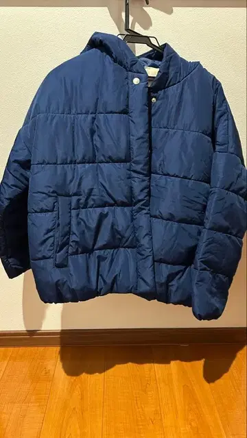 네이비 후드 부착 다운 자켓