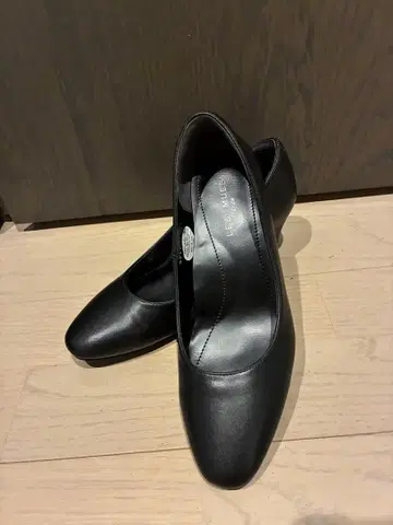 블랙 플레인 펌프스 중간 힐 새상품급