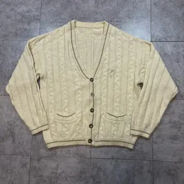 케이블 짜임 V넥 니트 가디건 포켓 부착 자수 로고