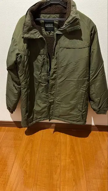 올리브 그린 다운 자켓