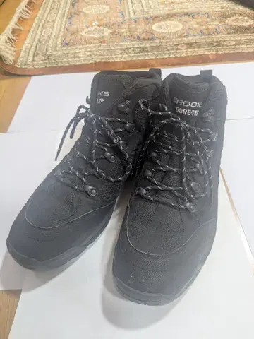 BROOKS GORE-TEX 블랙 미드컷 스니커즈