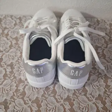 GAP 화이트 실버 스니커즈