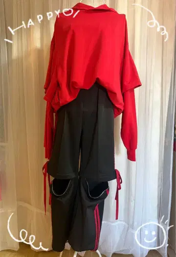 빨간색 후드 부착 맨투맨과 블랙 팬츠 세트