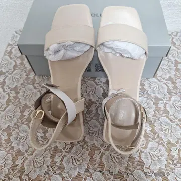 베이지 스트랩 샌들