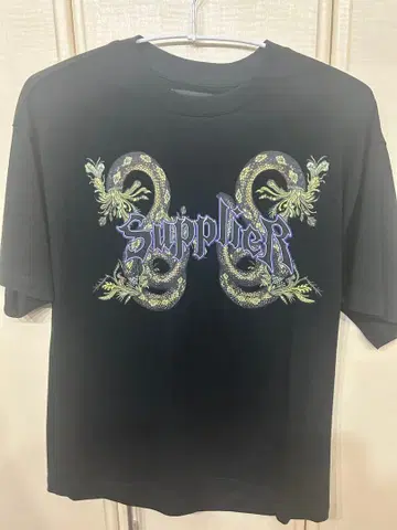 SUPPLIER 그래픽 블랙T셔츠