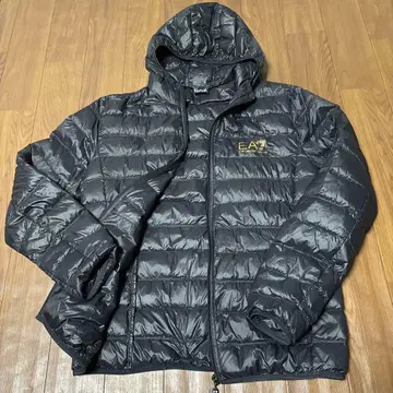 EA7 후드 부착 블랙 다운 자켓