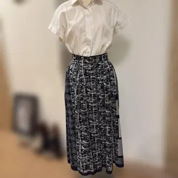 블랙과 화이트 플레어 스커트 무릎 기장