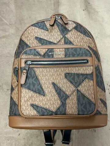 MICHAEL KORS 로고 패턴 백팩