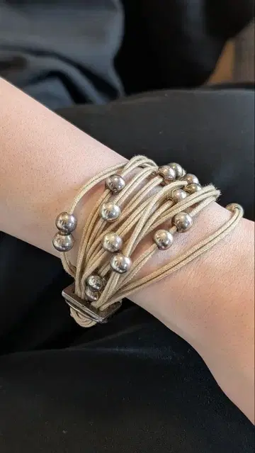 스페인 액세서리 샵에서 구매한 유니크한 팔찌