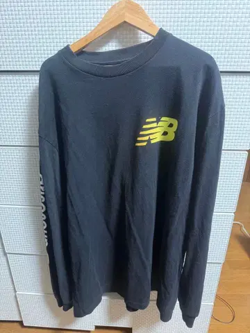 뉴발란스 블랙 긴팔 티셔츠