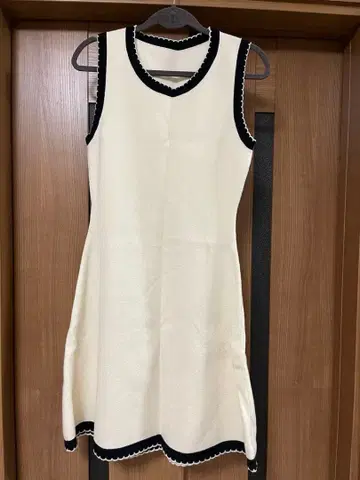 메종 드라이라 바이컬러 슬리브리스 미니 원피스