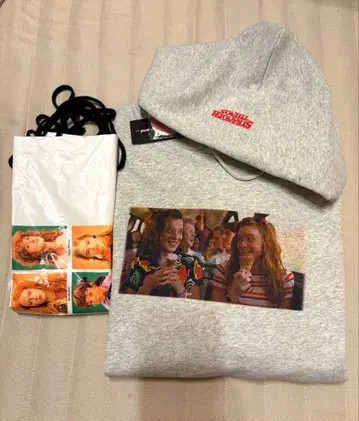 기묘한 이야기 니코앤드 캔 배지 부착 후드티 L 새상품 쇼핑백 부착