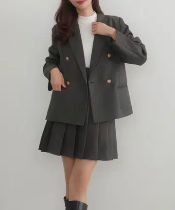 CENEA 골드 버튼 테일러드 자켓 + 플리츠 미니 스커트