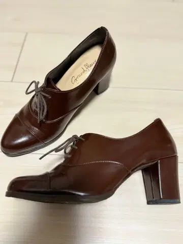 브라운 레이스업 신발 중간 힐