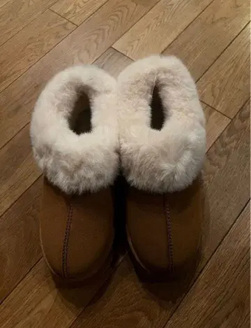 퍼 달린 베이지 어그 부츠