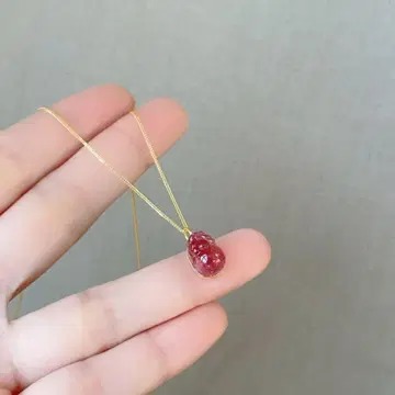 빨간색 조각 펜던트 목걸이