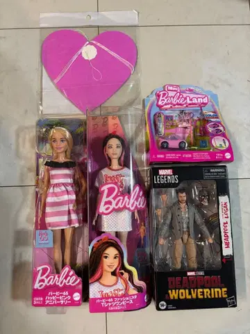 바비 인형 세트와 데드풀 인형