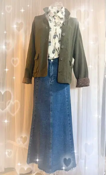 올리브 그린 자켓과 데님 스커트