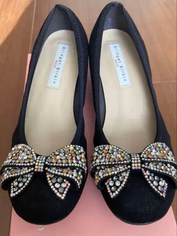 브리지트 버킨 리본 펌프스