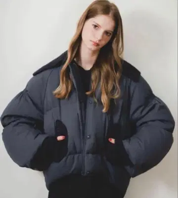 PINUE 피누에 볼륨 슬리브 다운 네이비